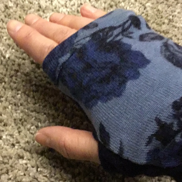 Preloved brand. Mint condition fingerless mittens. - Picture 2 of 3